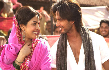 Kareena and family will be invited to watch Shahid channel Shammi Kapoor in Teri Meri Kahaani